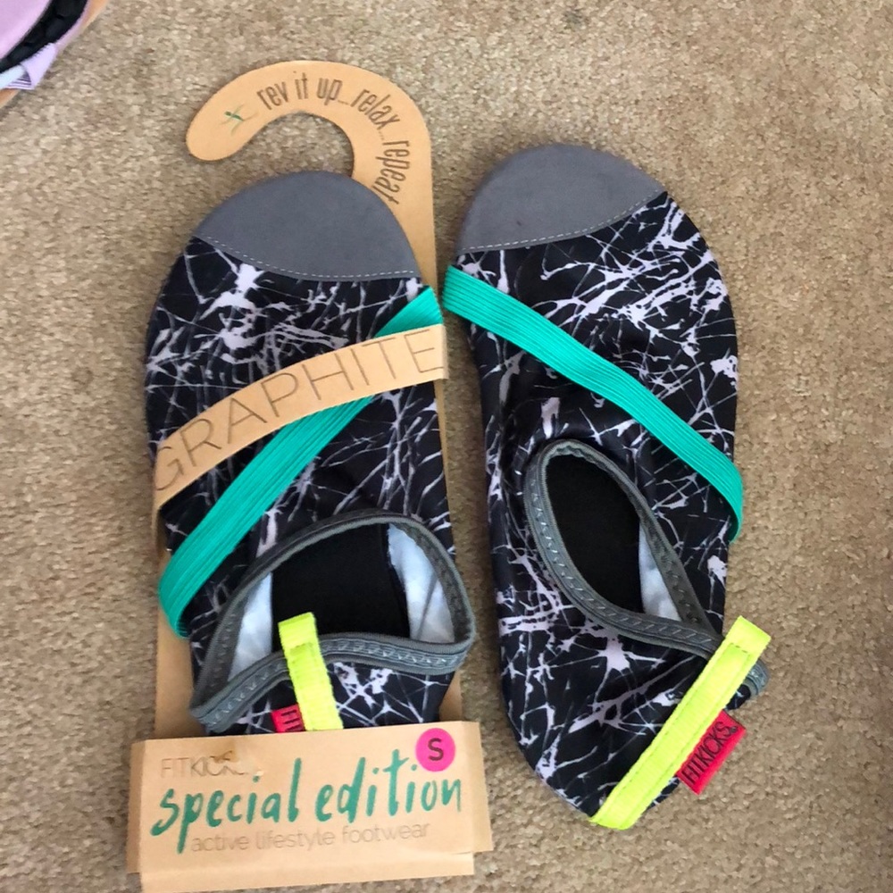 Fitkicks water booties size small
